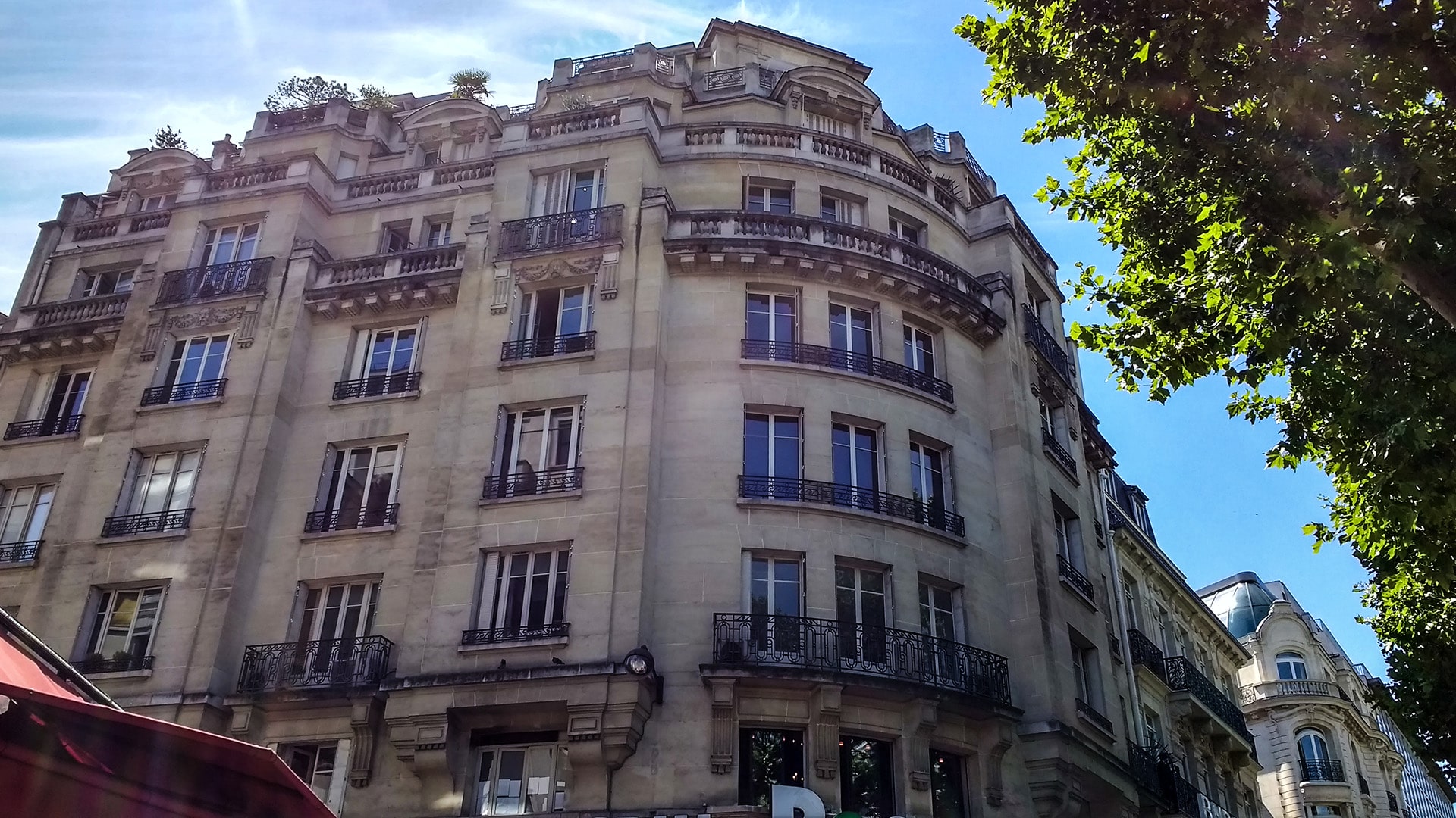 Exterior view of the KERN language school Paris