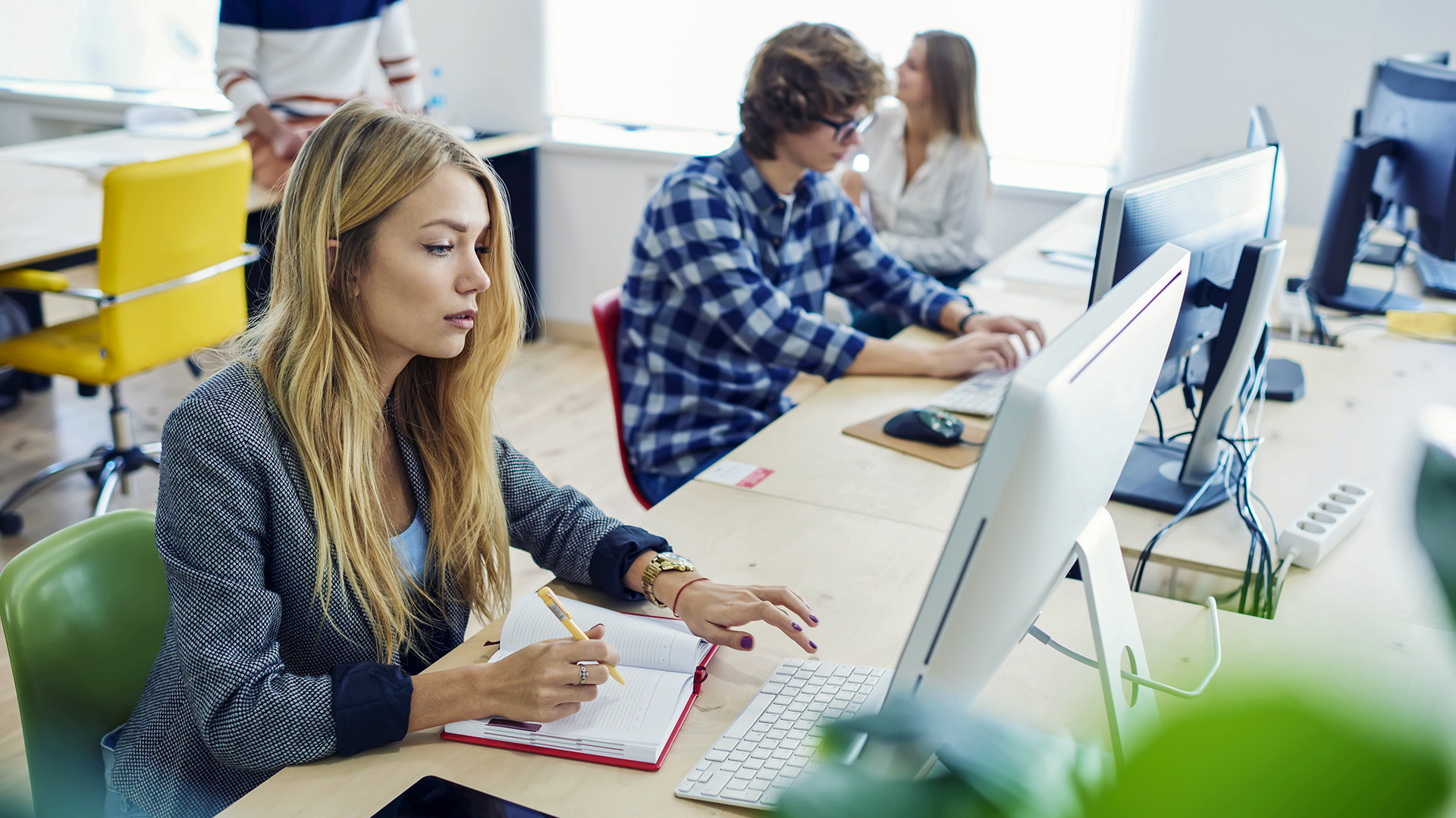 Junge Menschen lernen online Sprachen am PC