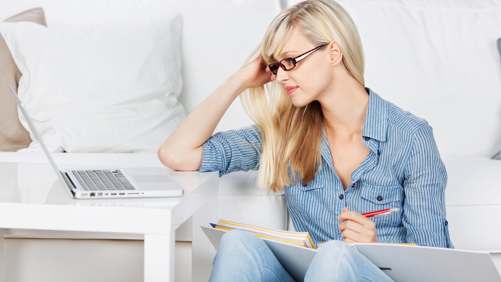 A woman using KERN Virtual on her laptop